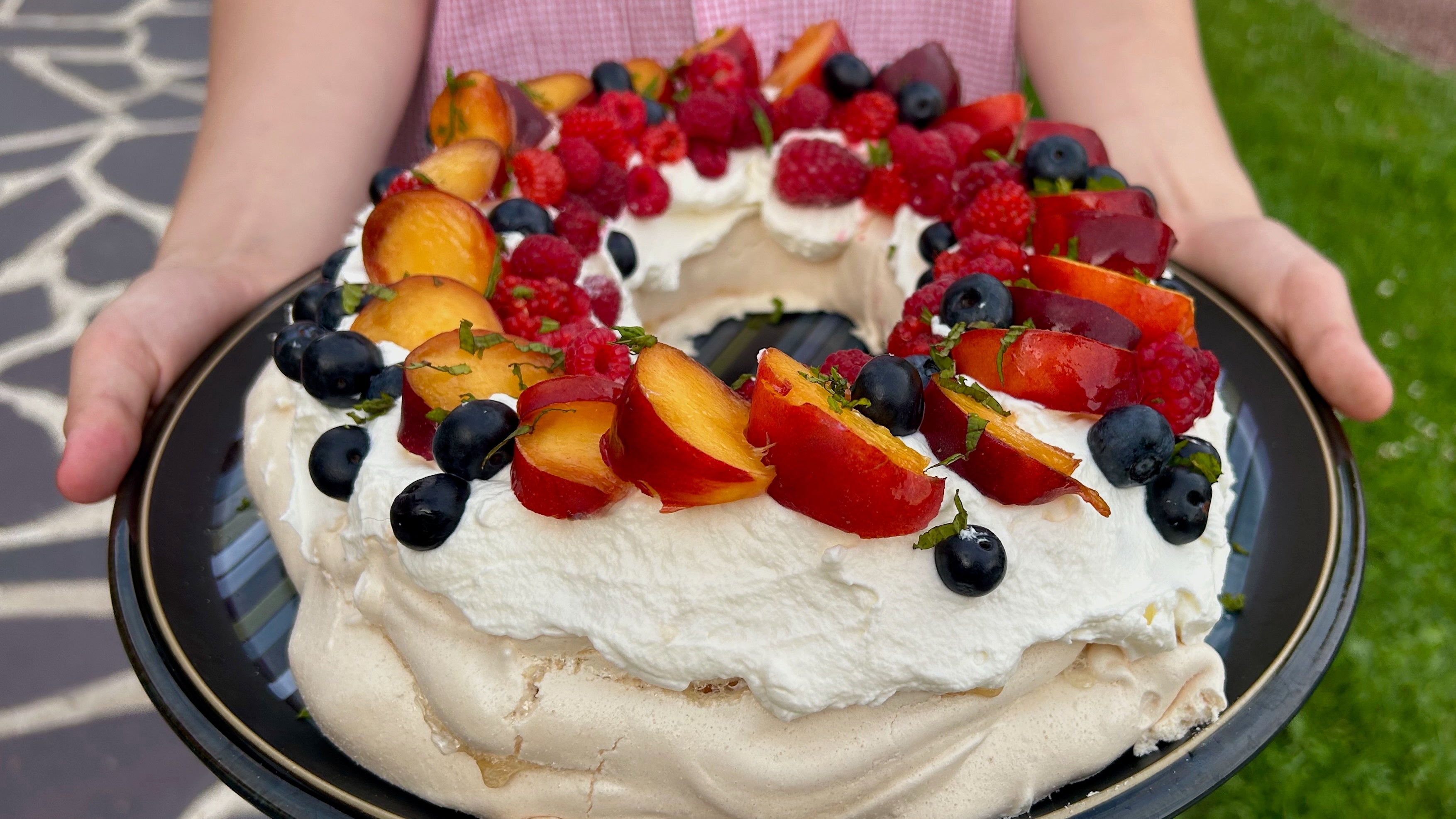 Pavlova With Strawberries And Blueberries: Irresistible Summer Delight